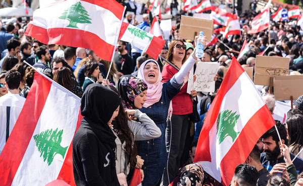 Varios miles de manifestantes salieron a las calles contra la subida de tasas y la corrupción en Beirut al grito de “¡Gobierno corrupto, no vamos a pagar!”.