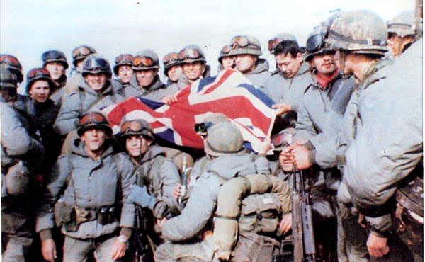 Soldados argentinos con la bandera pirata en Malvinas