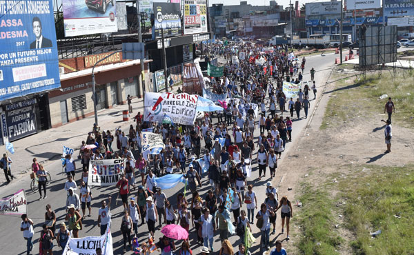 mas de cinco mil docentes marcharon en la matanza