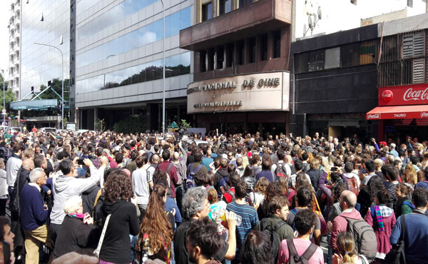 asamblea en la puerta del instituto