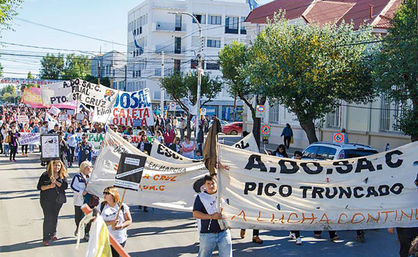 luego de meses sin garantizar el pago a tiempo de salarios la provincia esta atravesada por una profunda crisis politica economica y social