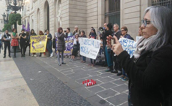 concentracion en barcelona exigiendo justicia por micaela alli se leyo una carta que le escribieron sus amigas gimnastas de buenos aires se puede ver el video completo en el facebookel mujeres de izquierda socialista