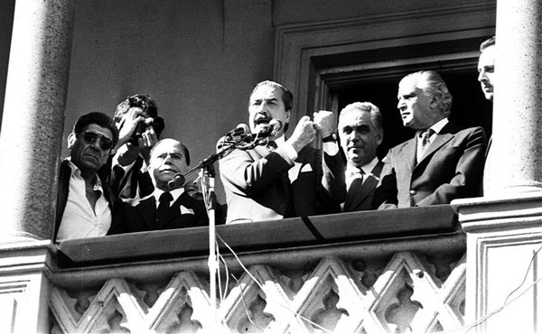 el entonces presidente alfonsin dando su discurso del felices pascuas