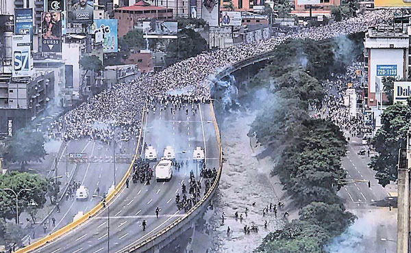 la represion del 19 de abril obligo a manifestantes a lanzarse al contaminado rio guaire en caracas