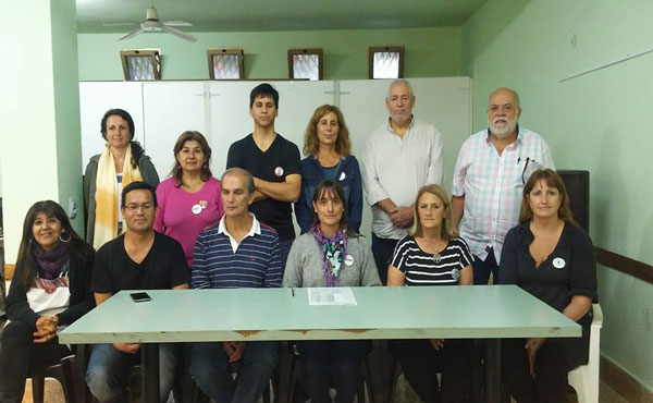 en el centro romina del pla del po junto a otros integrantes de la lista