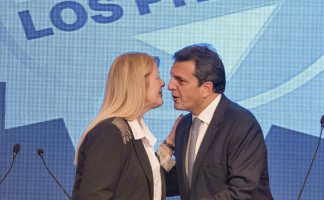 Después de casi dos meses sin que se lo viera ni se le escuchara palabra, el líder del Frente Renovador volvió a escena, acompañado de Margarita Stolbizer y su equipo de economistas. 