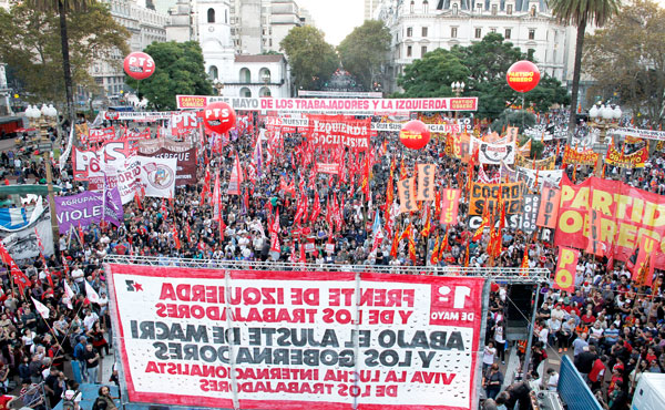 acto multitudinario del fit en plaza de mayo
