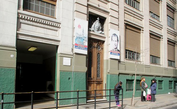 frente de una de las tantas escuelas religiosas de buenos aires