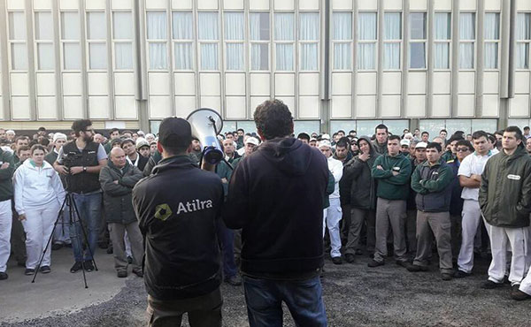 En las plantas de Log&iacute;stica La Seren&iacute;sima y Mastellone, en Gral. Rodr&iacute;guez, se realizaron masivas asambleas que ratificaron la medida de fuerza y dieron su apoyo a los trabajadores de Sancor