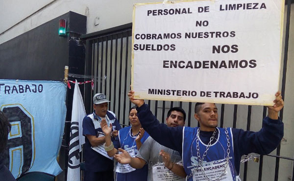 Protesta en la puerta del Ministerio