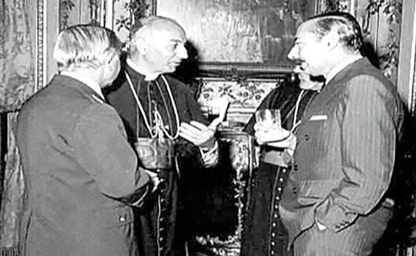 El entonces Nuncio apost&oacute;lico Pio Laghi con el dictador Videla
