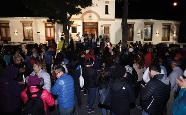 Movilizaci&oacute;n en R&iacute;o de Gallegos, frente a la Gobernaci&oacute;n 