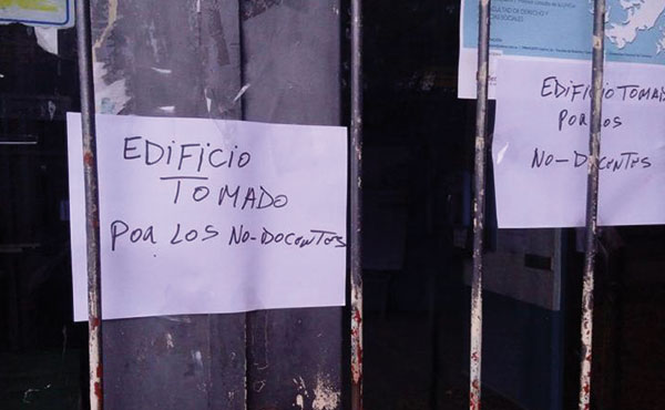 Dos meses lleva la lucha de las trabajadoras de limpieza de la Facultad de Derecho y Ciencias Sociales (Fadecs) de la Universidad del Comahue (Unco).