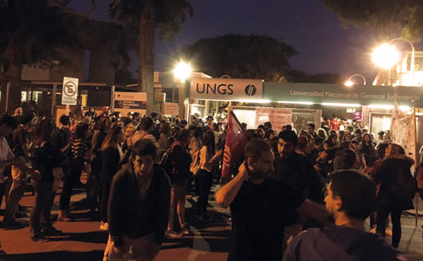 Luego de que el ataque se hiciera de p&uacute;blico conocimiento en la comunidad universitaria se realiz&oacute; una multitudinaria asamblea en la que participaron estudiantes, docentes, trabajadores no docentes, vecinos de la zona y la rectora de la universidad.