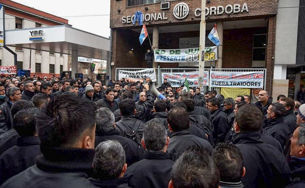 concentracion frente a la sede de UTA en Cordoba