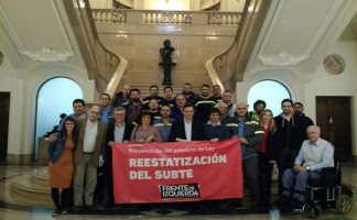trabajadores del subte junto a referentes del fit apoyando el proyecto