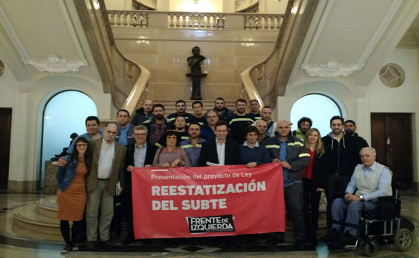 trabajadores del subte junto a referentes del fit apoyando el proyecto