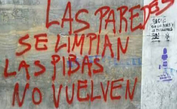 El pasado 13 de julio, el juez Ladislao Endre rechazó el pedido de nulidad del juicio a las seis militantes feministas procesadas por hacer pintadas que difundían el paro internacional de mujeres del 8M con las consignas de “Lesbianas”, “8M”, “Paro” y “El Patriarcado se va a caer”.