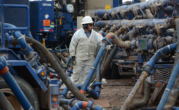 trabajador en el yacimiento petrolero de vaca muerta neuquen