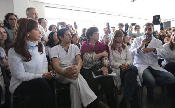 cristina haciendo campana en un hospital de la matanza