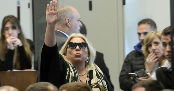 Carrió: A pesar de haber apoyado a cuanto gobierno de la impunidad hubo, todavía es vista como una figura“anticorrupción” que hace denuncias.