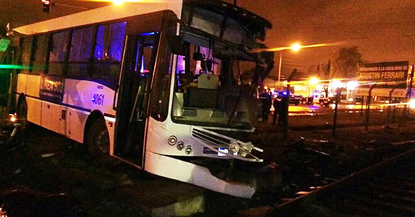 Accidente ferroviario en Mariano Acosta, cuando una formación embistió a un colectivo que se encontraba detenido sobre las vías.