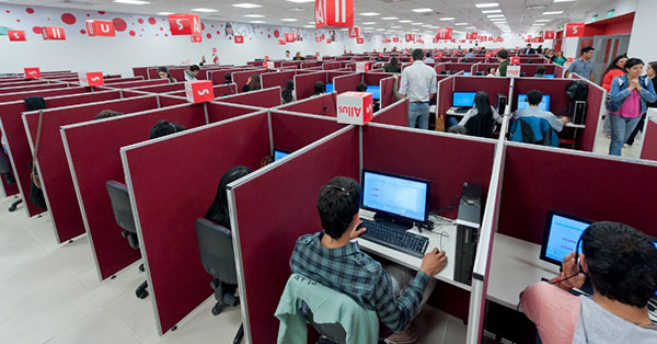 Call centers donde miles de jóvenes trabajan  en forma precaria y con bajos salarios 