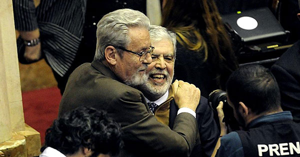 Diputados kirchneristas abrazan a De Vido  luego de la votación en el Congreso