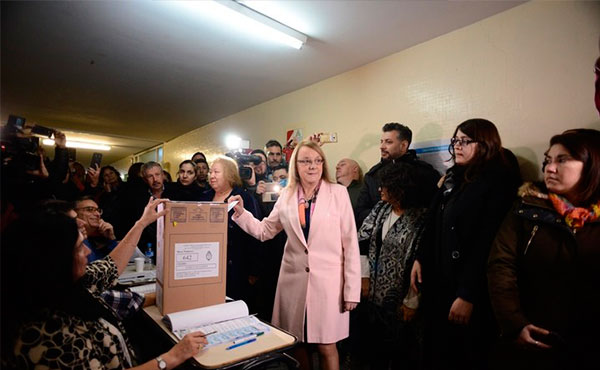 Alicia K votando