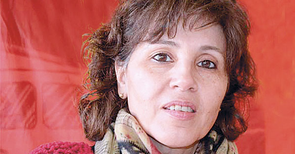 Adriana Astolfo foto fondo rojo