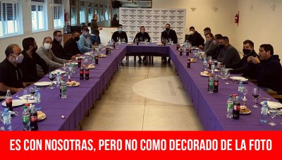 Es con nosotras, pero no como decorado de la foto