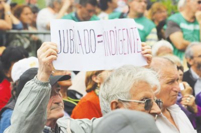 A pedido del FMI: Con los jubilados no