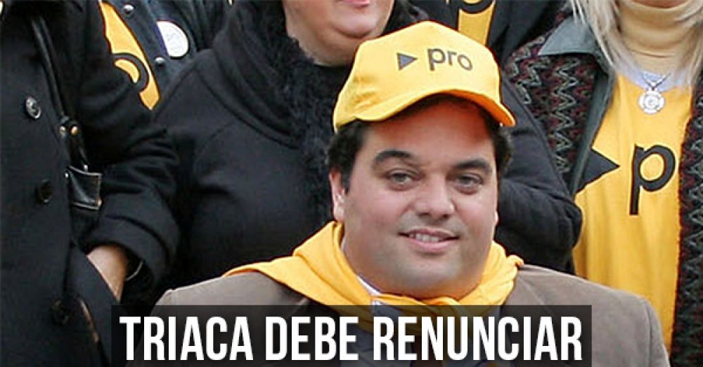 Triaca debe renunciar