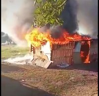 LA POLICÍA DE KICILLOF Y ESPINOZA PRENDE FUEGO CASILLAS DE MERENDERO EN CIUDAD EVITA