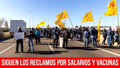 Siguen los reclamos por salarios y vacunas