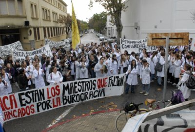 Resoluciones comisión 8: Suplentes, reemplazantes, actos públicos, precarización y flexibilización laboral, fines y programas fuera de convenio