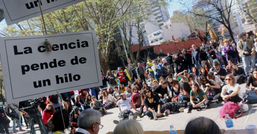 SOLICITAR AL PODER EJECUTIVO DISPONGA EXIGIR EL INGRESO A LA CARRERA DE INVESTIGADOR DEL CONICET DE LOS 451 TRABAJADORES.