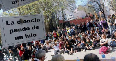 SOLICITAR AL PODER EJECUTIVO DISPONGA EXIGIR EL INGRESO A LA CARRERA DE INVESTIGADOR DEL CONICET DE LOS 451 TRABAJADORES.