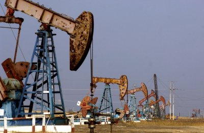 Baja el petróleo pero no los combustibles