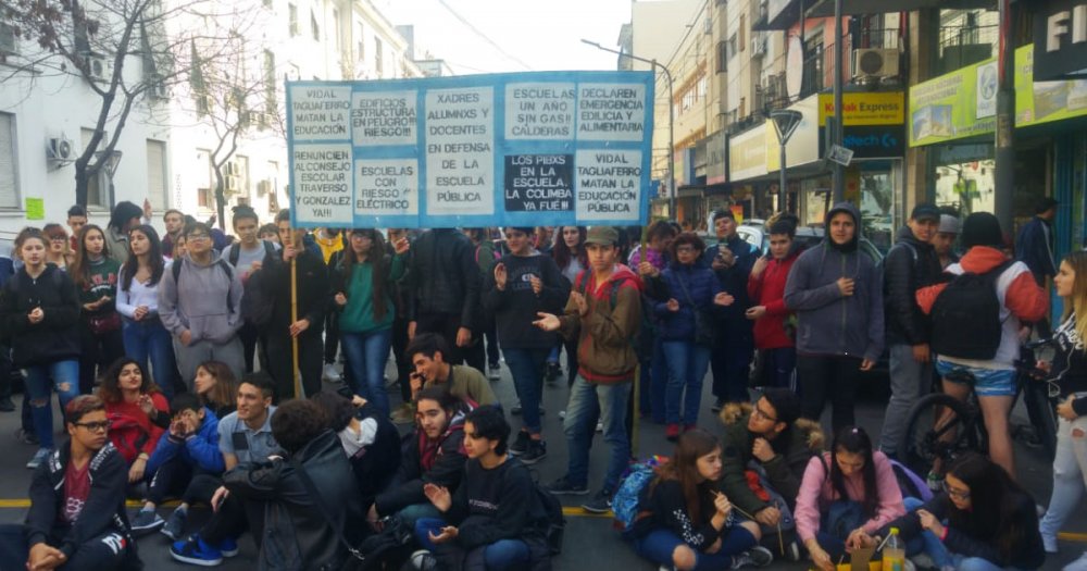 Sigue la rebelión estudiantil en el oeste