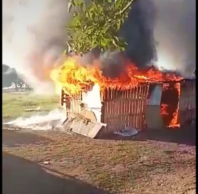 LA POLICÍA DE KICILLOF Y ESPINOZA PRENDE FUEGO CASILLAS DE MERENDERO EN CIUDAD EVITA