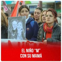 El niño “M” con su mamá