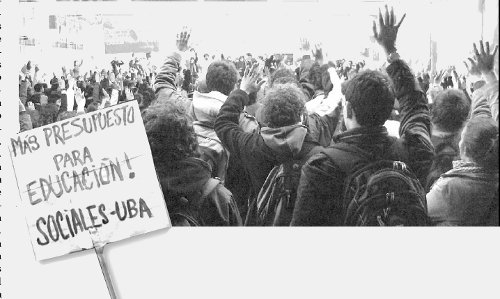 1.500 estudiantes aprobando un plan de lucha en una asamblea en la Facultad de Sociales. Ahora hay que votar a la izquierda