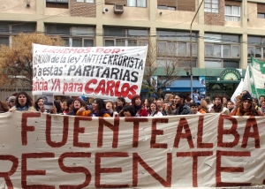 Gran marcha en Neuqun. A la izquierda encabezndola, Anglica Lagunas