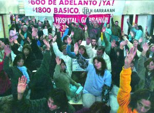 Trabajadores del Garraham votando en asamblea