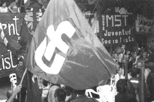 Trabajadores ferroviarios en el acto por la reestatizaci�n del tren