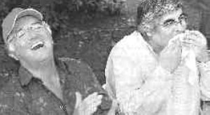 Barrionuevo y Moyano comiendo un asado en la casa del gastronmico en Mar del Plata