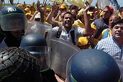 Corte de los trabajadores de la ex Gndara, ruta 2, severamente reprimidos