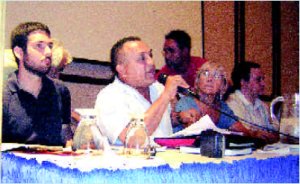 Stalin Prez Borges, interviniendo en el panel. A su izquierda Marta Harnecker