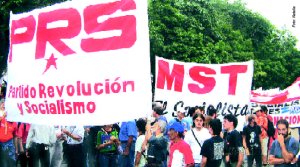 El PRS y el MST en la marcha de apertura del FSM. La delegaci�n del MST-El Socialista en el Foro Social Mundial: 10.600 kil�metros mediante, m�s de una decena de compa�eros, varios de ellos viajando por tierra, marcaron nuestra presencia en Caracas, en la marcha inaugural, en los paneles y foros, en el acto del PRS y vendiendo cientos de peri�dicos y publicaciones argentinas, de los partidos hermanos y de la UIT-CI.